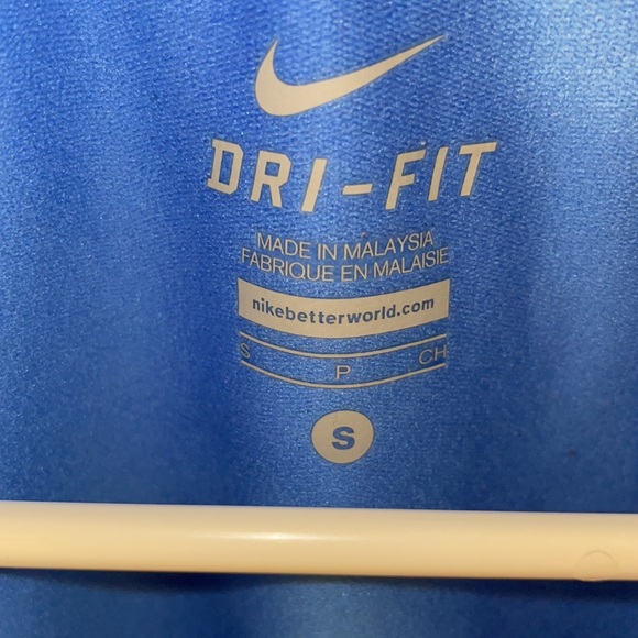 Nike Dri-Fit Running 1/4 Zip W/ thumb holes - Picture 2 of 3